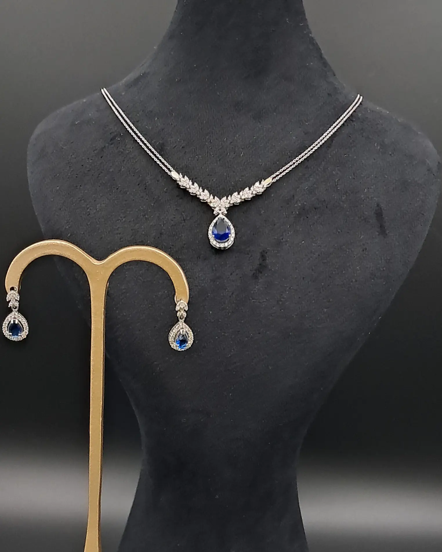 ست گوشواره و توسینه ای مدل ورساچی طرح ایتالیایی