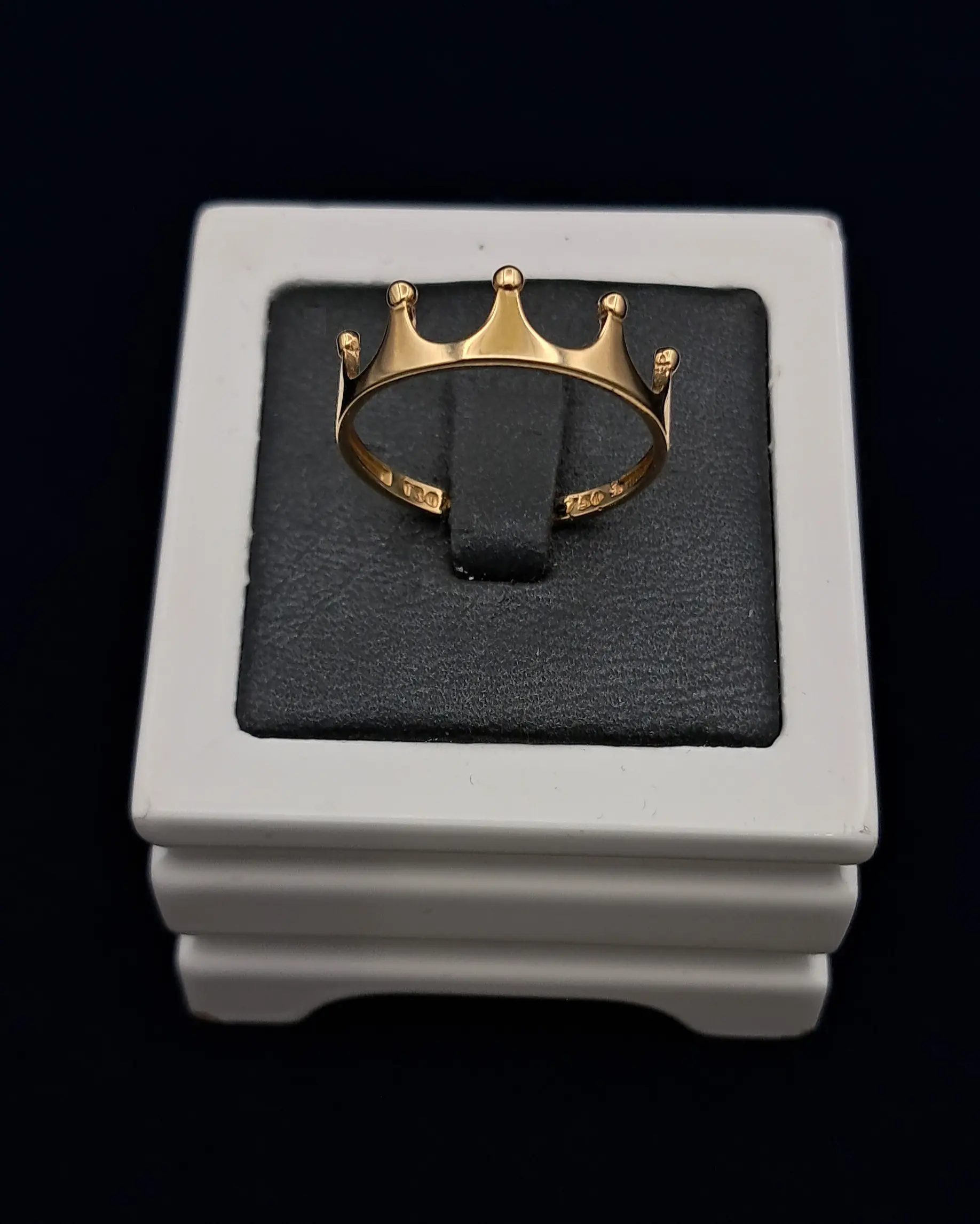 انگشتر تاج دار