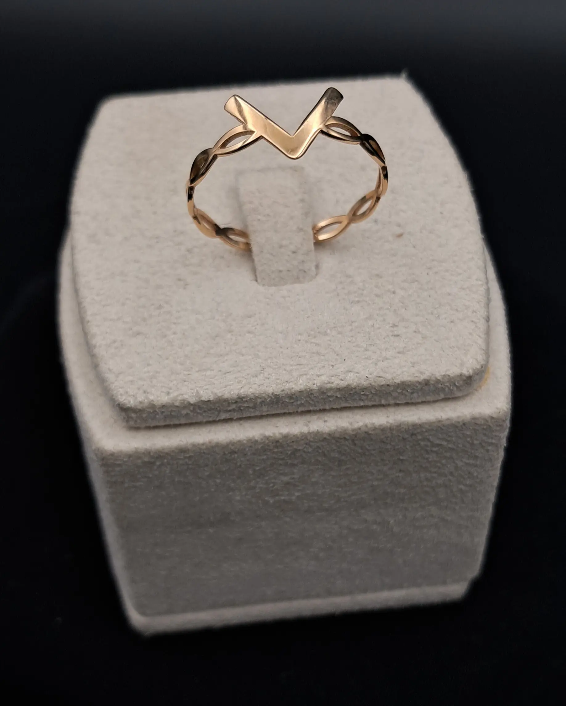 انگشتر مینیمال حرف V