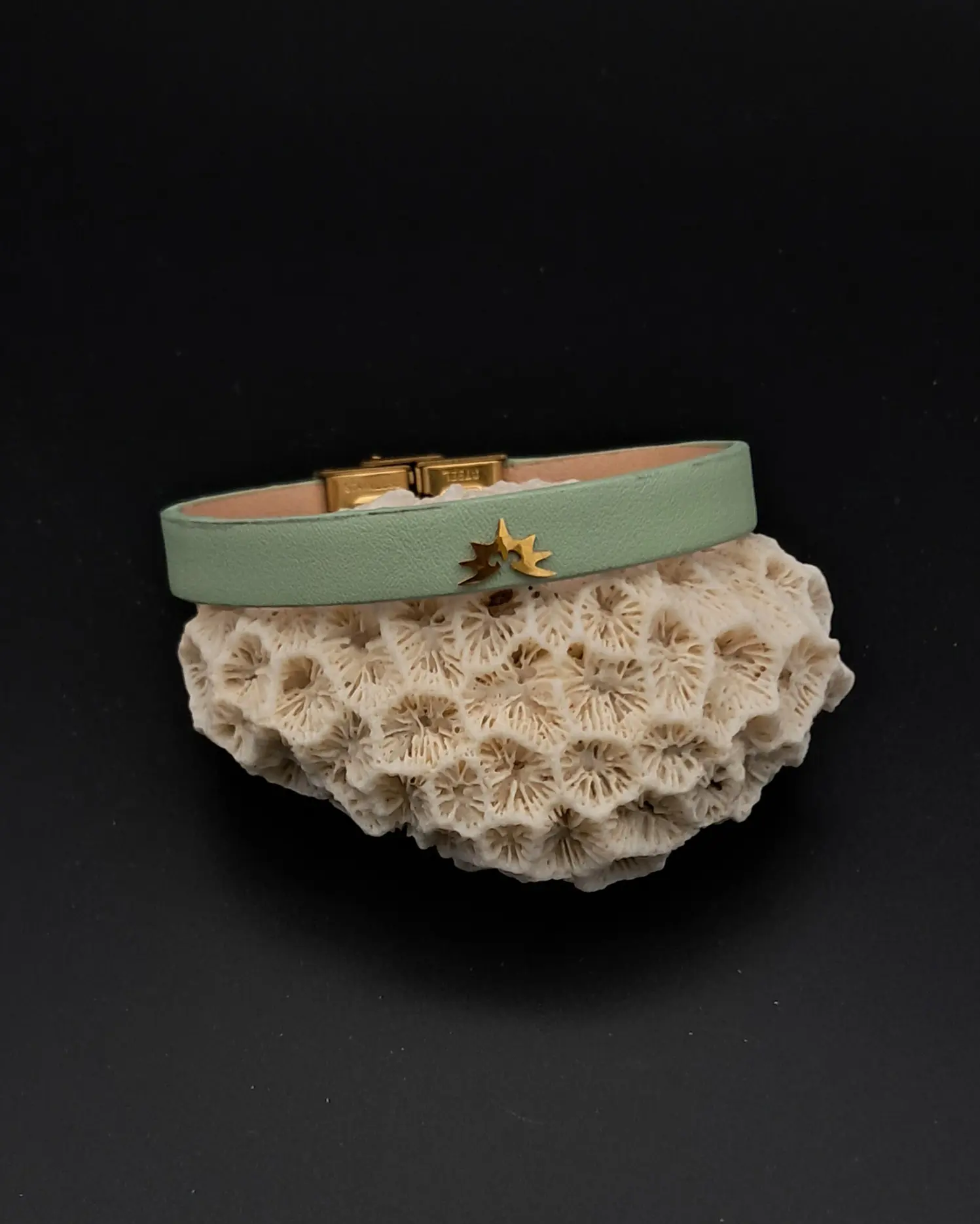 دستبند چرمی سبز کم رنگ